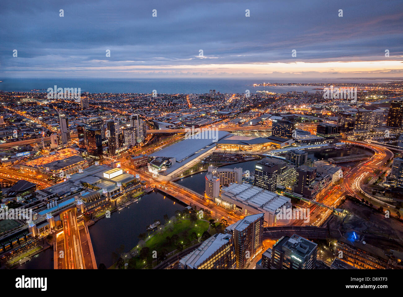 Les lumières de la ville après le coucher du soleil à Melbourne, Australie. Banque D'Images