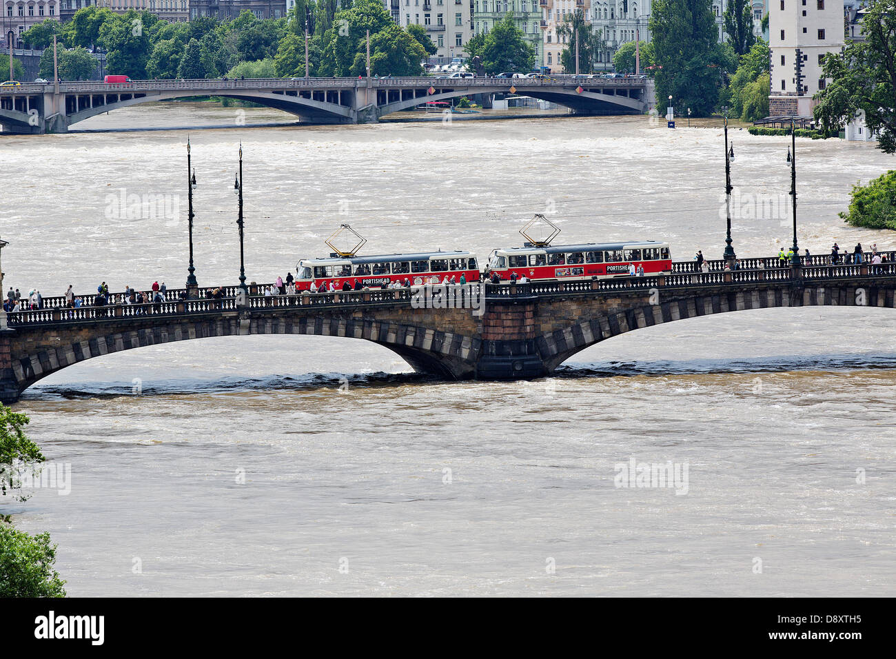 Le tramway traverse le pont de la légion dans le centre de Prague sur la rivière Vltava inondées ont abouti à Prague République tchèque le mardi 4e juin Banque D'Images
