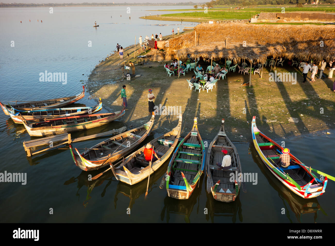 Bateaux de plaisance Tourisme transiter par le pont en teck U Bein sur le lac Taungthaman, Myanmar 10 Banque D'Images