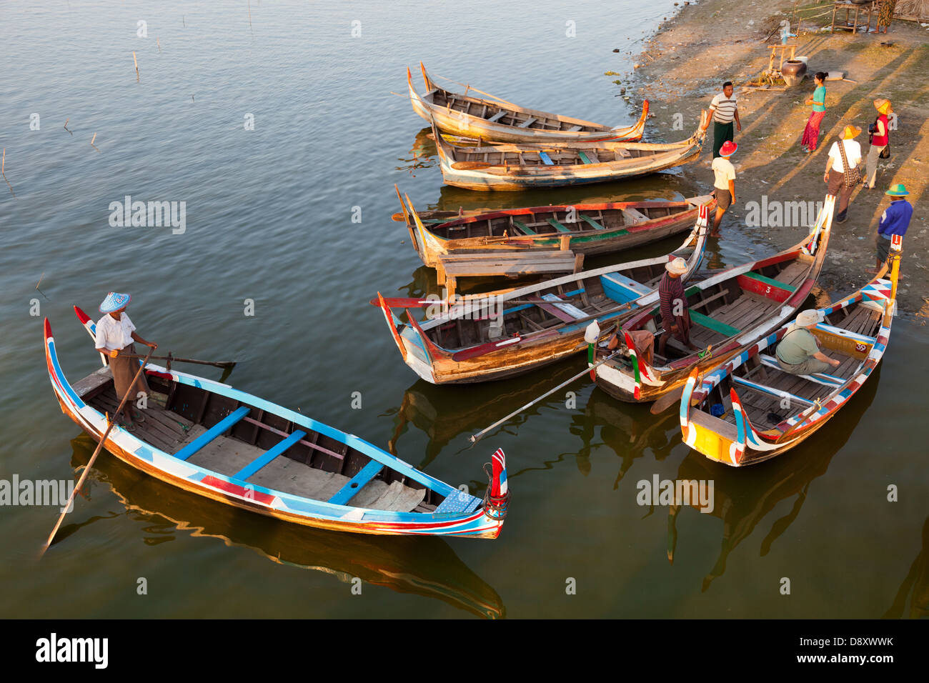 Bateaux de plaisance Tourisme transiter par le pont en teck U Bein sur le lac Taungthaman, Myanmar 11 Banque D'Images