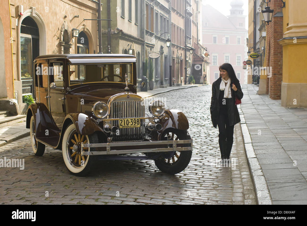 Oldtimer voiture Essex Super Six et jeune femme sur la vieille ville de Varsovie, Pologne Banque D'Images