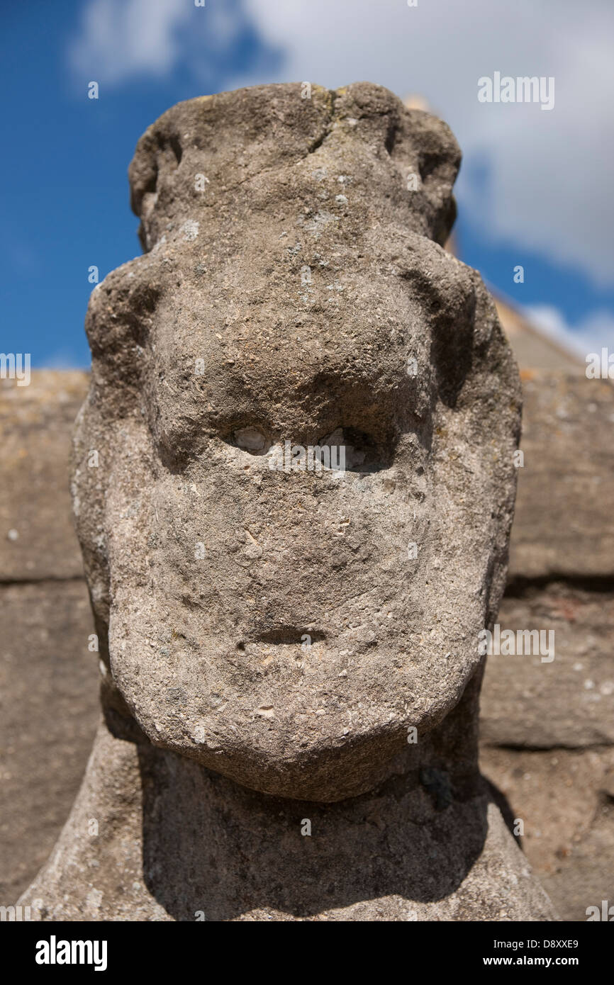 Détail d'une sculpture sur pierre (pensé pour être roi Ethelbald) sur le pont de la Trinité, 14e siècle en pierre à trois arches, Crowland, Lincolnshire, Angleterre Banque D'Images