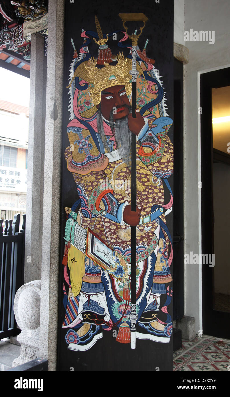 C'est une photo de la porte porte d'un temple chinois ou un temple bouddhiste. Nous pouvons voir les peintures des 2 gardes Banque D'Images