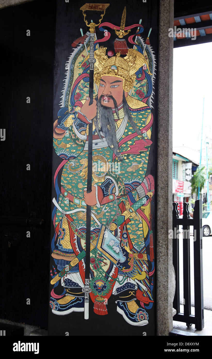 C'est une photo de la porte porte d'un temple chinois ou un temple bouddhiste. Nous pouvons voir les peintures des 2 gardes Banque D'Images
