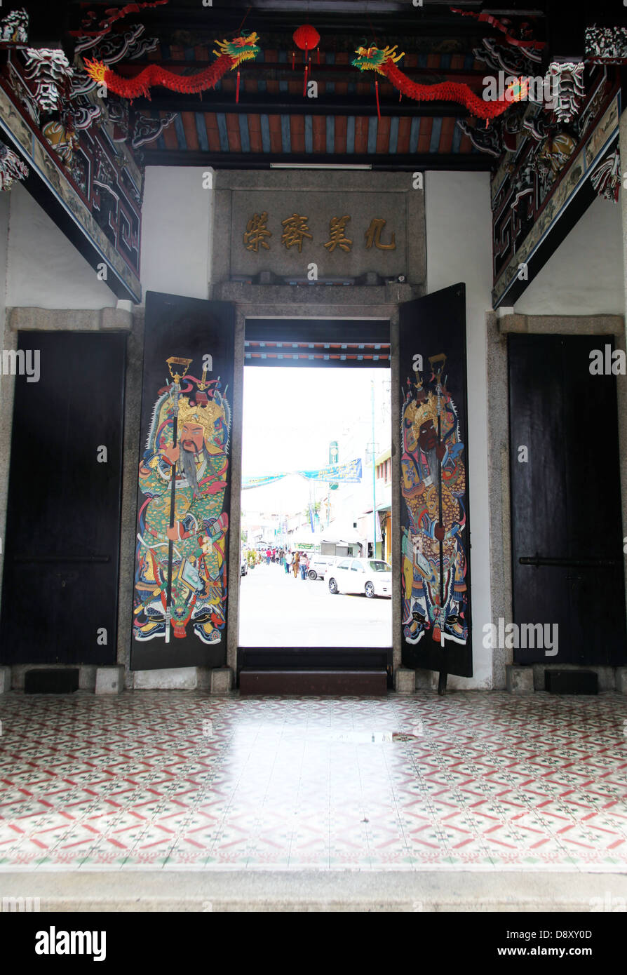 C'est une photo de la porte porte d'un temple chinois ou un temple bouddhiste. Nous pouvons voir les peintures des 2 gardes Banque D'Images