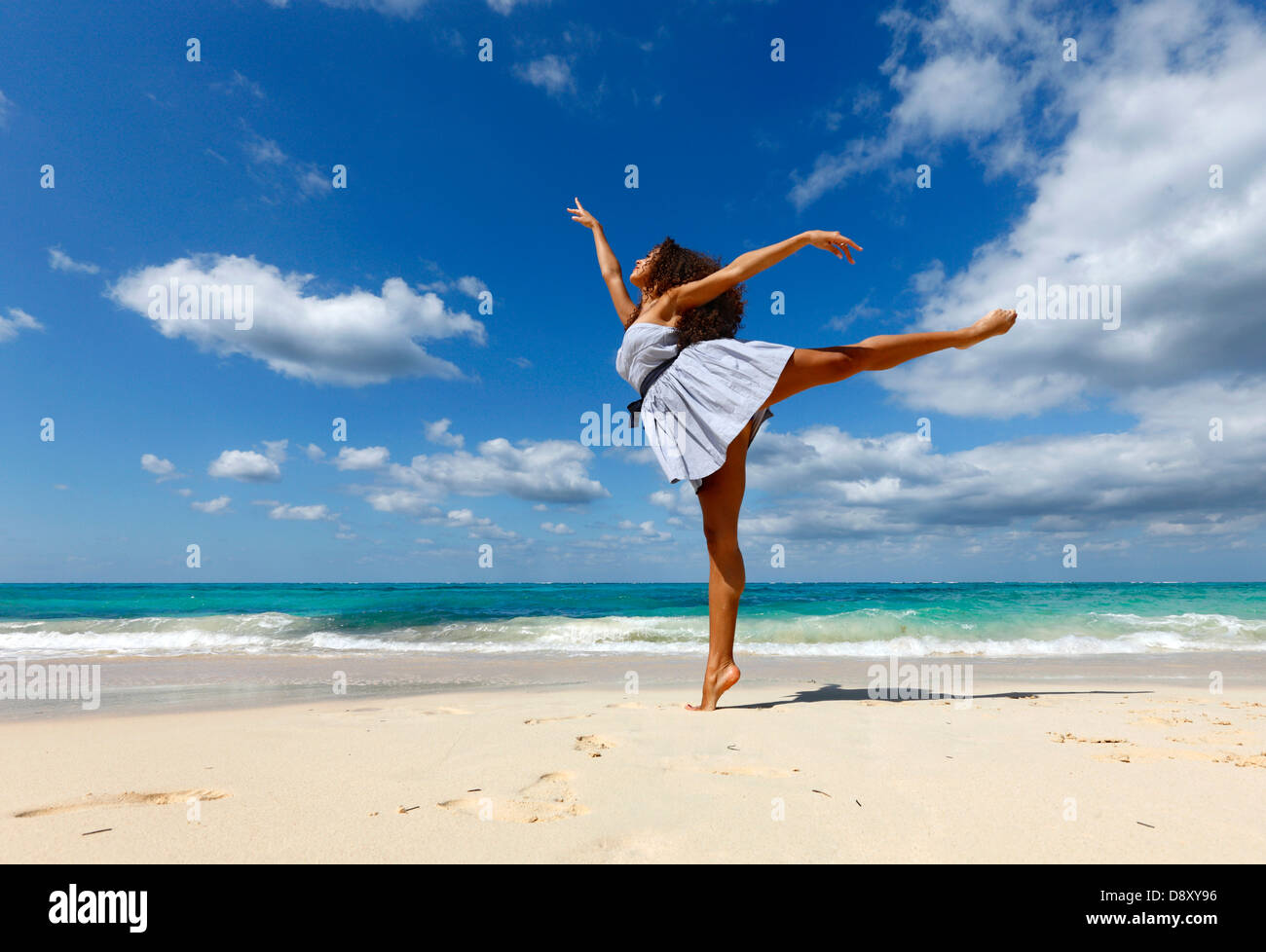 Femme posant sur la plage de sable Banque D'Images