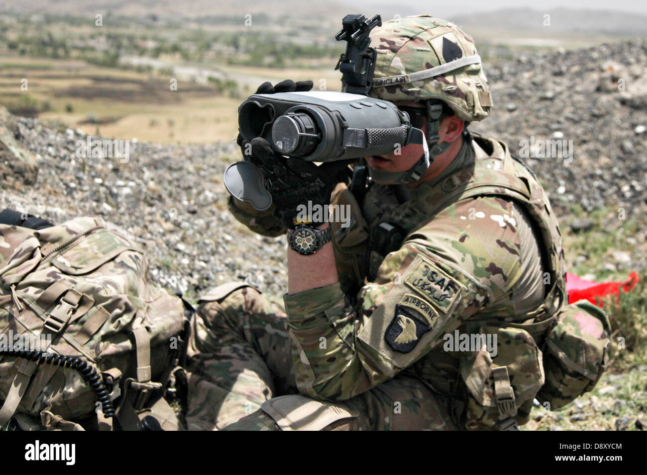 Un sergent de l'Armée US avec la 101e Division aéroportée analyse la zone avec un désignateur laser rangefinder léger lors d'une mission le 2 juin 2013 dans la province de Khost, en Afghanistan. Banque D'Images