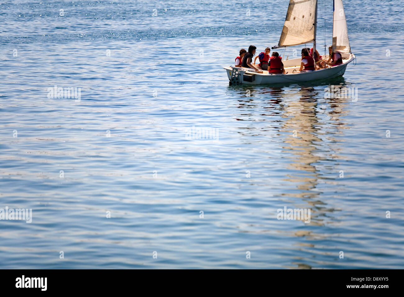 Bateau à voile et de l'instructeur de voile les élèves. Santoña. La Cantabrie. L'Espagne. L'Europe. Banque D'Images