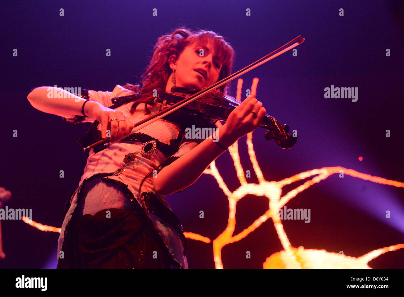 Munich, Allemagne. 5 juin 2013. Lindsey Stirling violoniste nous joue sur la scène à la salle de concert Kesselhaus à Munich, Allemagne, le 5 juin 2013. Combine la musique avec Stirling violine dubstep et a connu la gloire sur la plate-forme en ligne de youtube. Photo : Felix Hoerhager/dpa/Alamy Live News Banque D'Images
