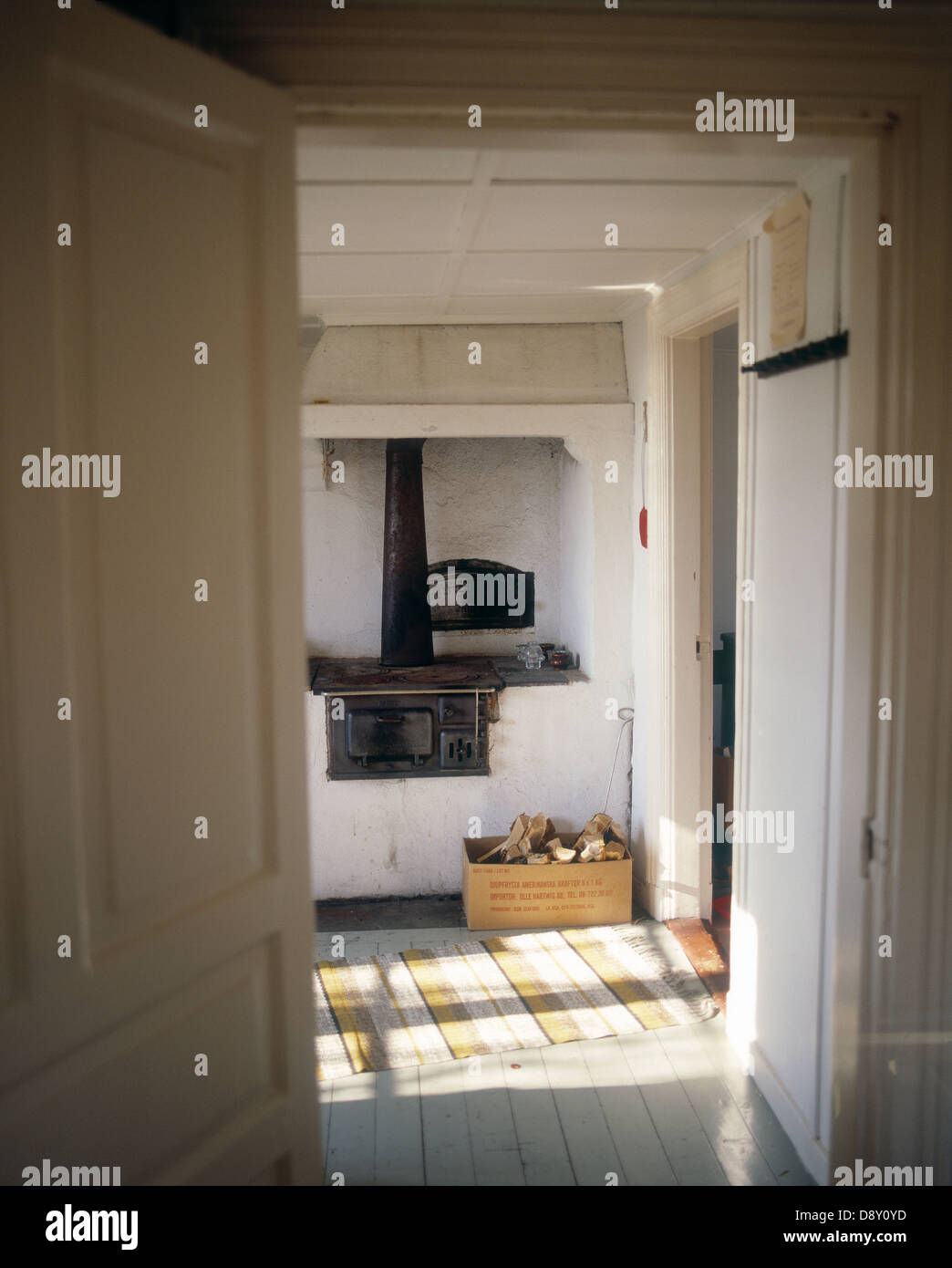 Une cuisine avec un poêle à bois. Banque D'Images