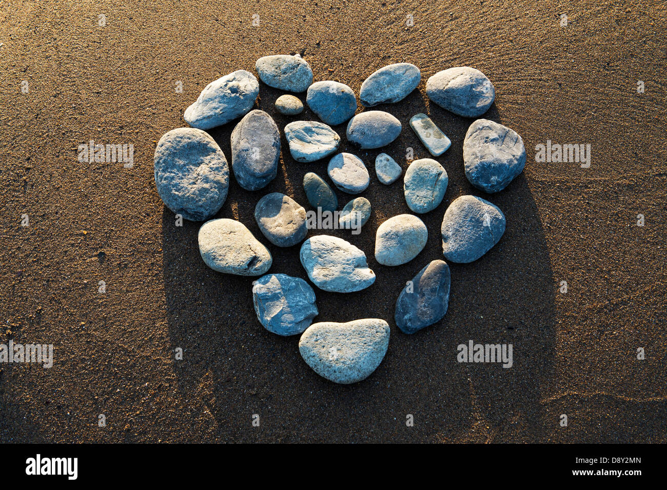 Forme de coeur galets sur une plage. Devon, UK Banque D'Images