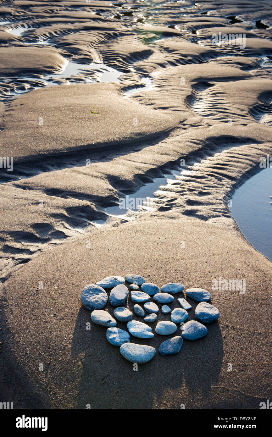 Forme de coeur galets sur une plage. Devon, UK Banque D'Images