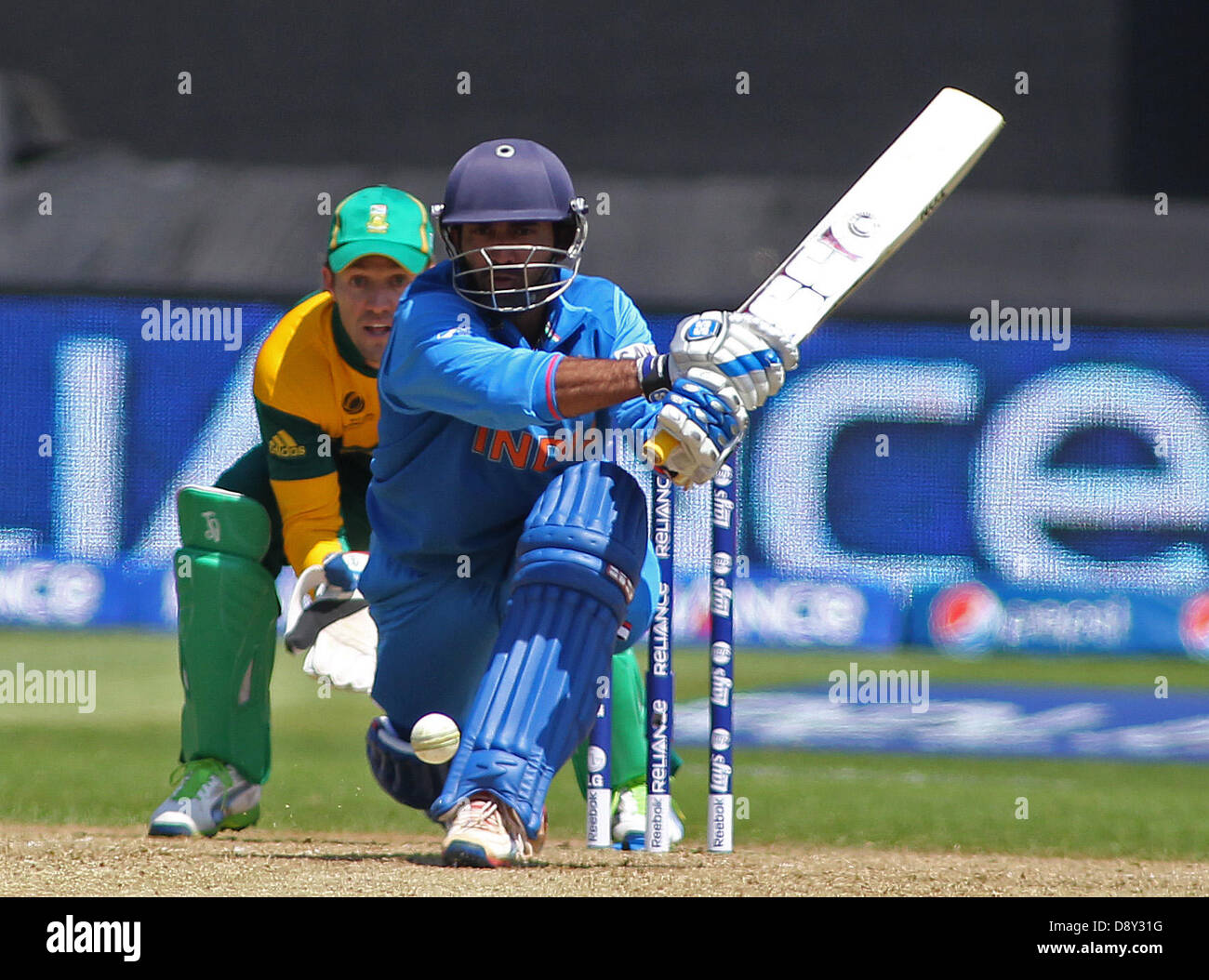 CARDIFF, WALES - Juin 06 : l'Inde est Dinesh Karthik batting au cours de l'ICC Champions trophy international cricket match entre l'Inde et l'Afrique du Sud à Cardiff au Pays de Galles Stade le 06 juin 2013 à Cardiff, Pays de Galles. (Photo de Mitchell Gunn/ESPA) Banque D'Images