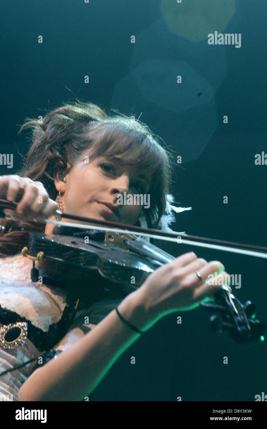 Munich, Allemagne. 5 juin 2013. Lindsey Stirling violoniste nous joue sur la scène à la salle de concert Kesselhaus à Munich, Allemagne, le 5 juin 2013. Combine la musique avec Stirling violine dubstep et a connu la gloire sur la plate-forme en ligne de youtube. Photo : Felix Hoerhager/dpa/Alamy Live News Banque D'Images