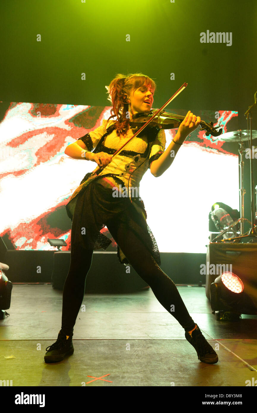 Munich, Allemagne. 5 juin 2013. Lindsey Stirling violoniste nous joue sur la scène à la salle de concert Kesselhaus à Munich, Allemagne, le 5 juin 2013. Combine la musique avec Stirling violine dubstep et a connu la gloire sur la plate-forme en ligne de youtube. Photo : Felix Hoerhager/dpa/Alamy Live News Banque D'Images