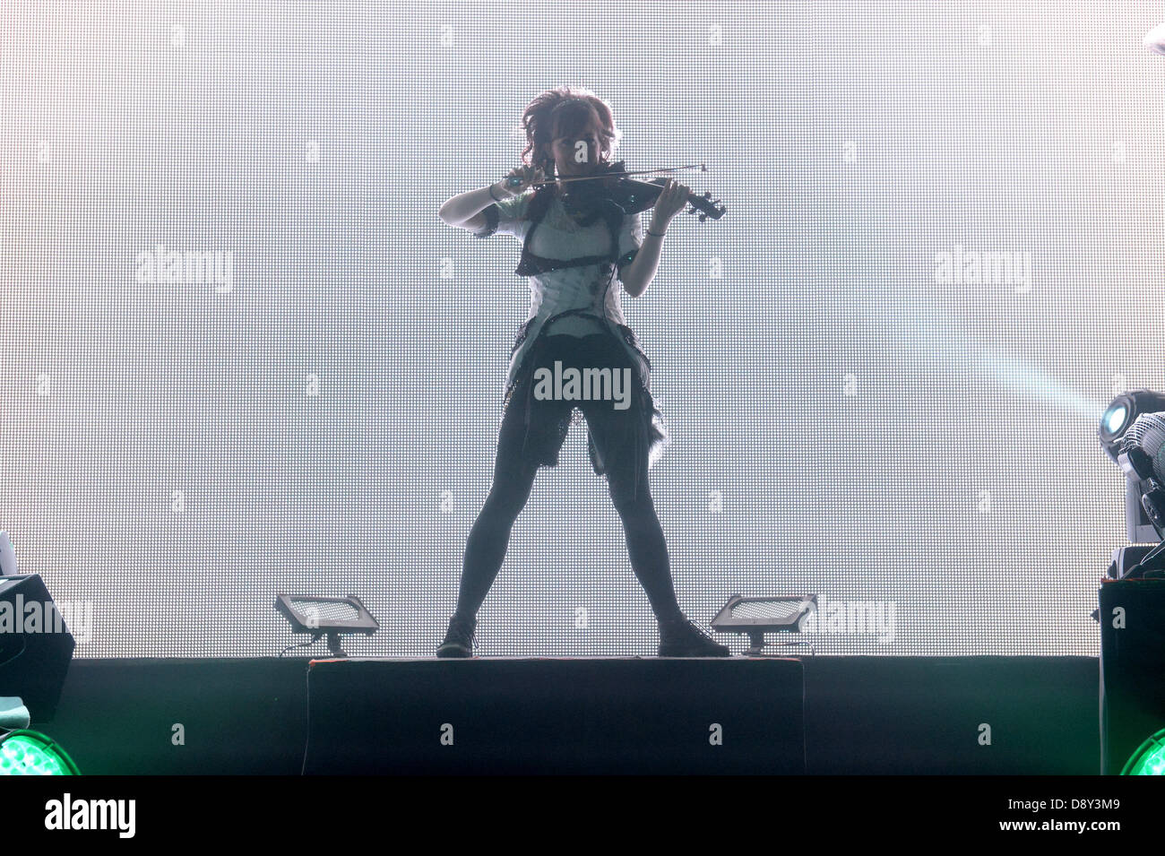 Munich, Allemagne. 5 juin 2013. Lindsey Stirling violoniste nous joue sur la scène à la salle de concert Kesselhaus à Munich, Allemagne, le 5 juin 2013. Combine la musique avec Stirling violine dubstep et a connu la gloire sur la plate-forme en ligne de youtube. Photo : Felix Hoerhager/dpa/Alamy Live News Banque D'Images