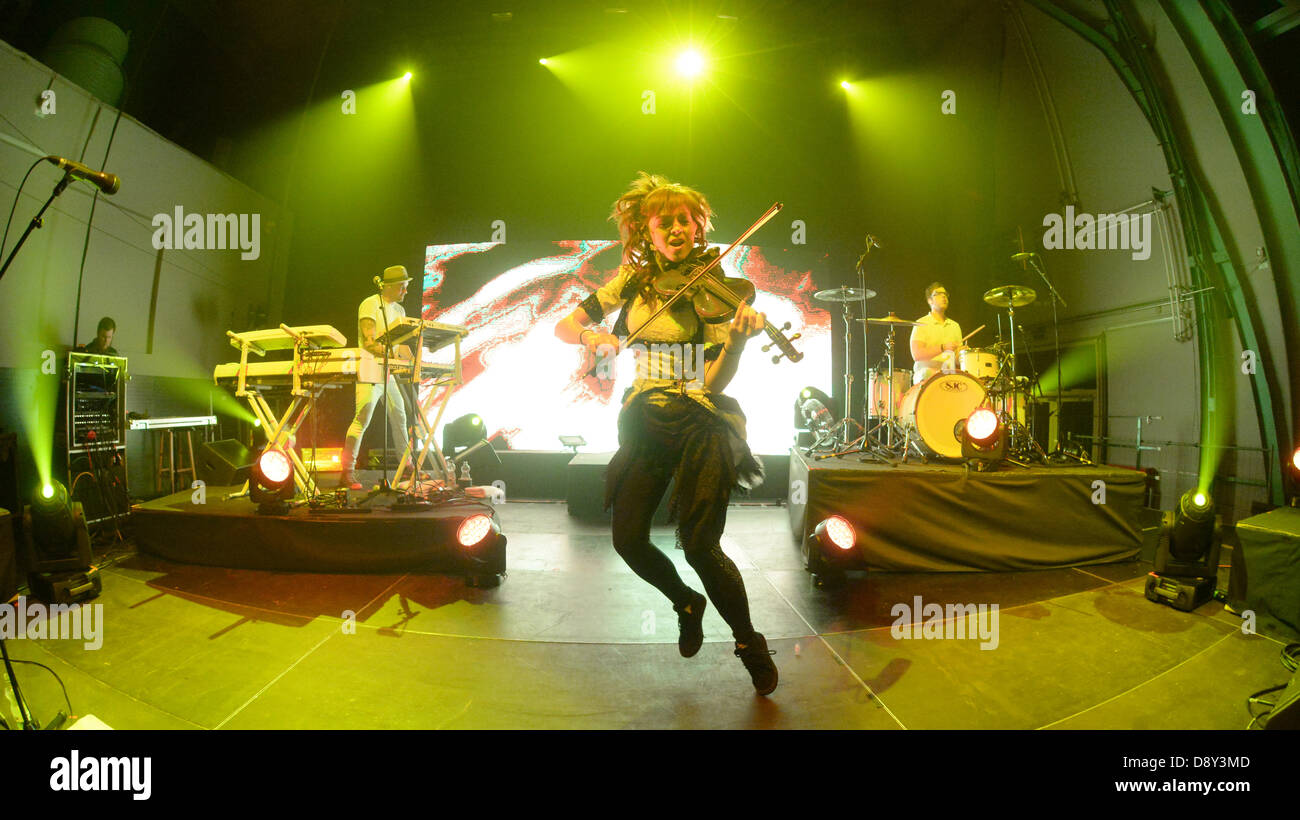 Munich, Allemagne. 5 juin 2013. Lindsey Stirling violoniste nous joue sur la scène à la salle de concert Kesselhaus à Munich, Allemagne, le 5 juin 2013. Combine la musique avec Stirling violine dubstep et a connu la gloire sur la plate-forme en ligne de youtube. Photo : Felix Hoerhager/dpa/Alamy Live News Banque D'Images