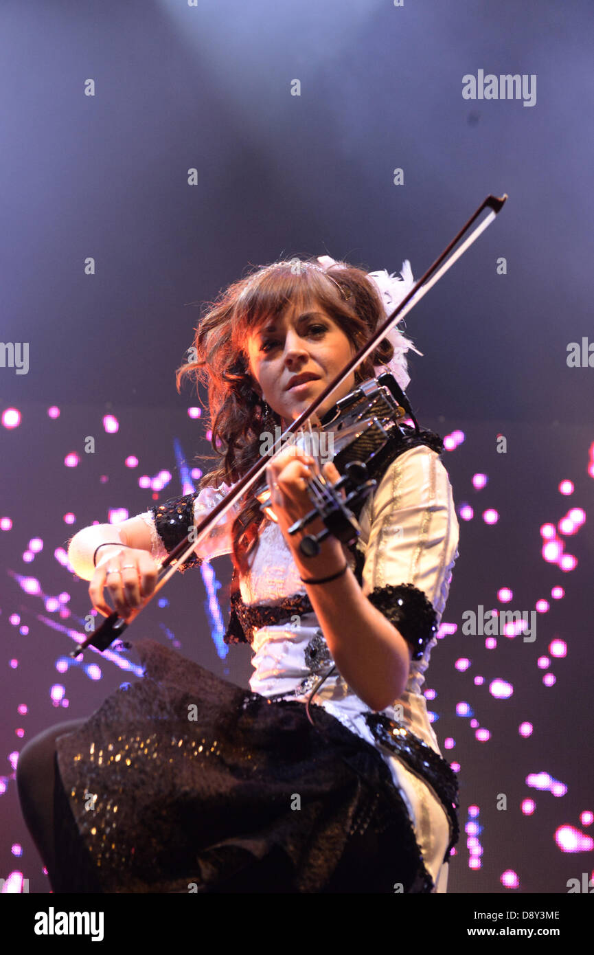 Munich, Allemagne. 5 juin 2013. Lindsey Stirling violoniste nous joue sur la scène à la salle de concert Kesselhaus à Munich, Allemagne, le 5 juin 2013. Combine la musique avec Stirling violine dubstep et a connu la gloire sur la plate-forme en ligne de youtube. Photo : Felix Hoerhager/dpa/Alamy Live News Banque D'Images