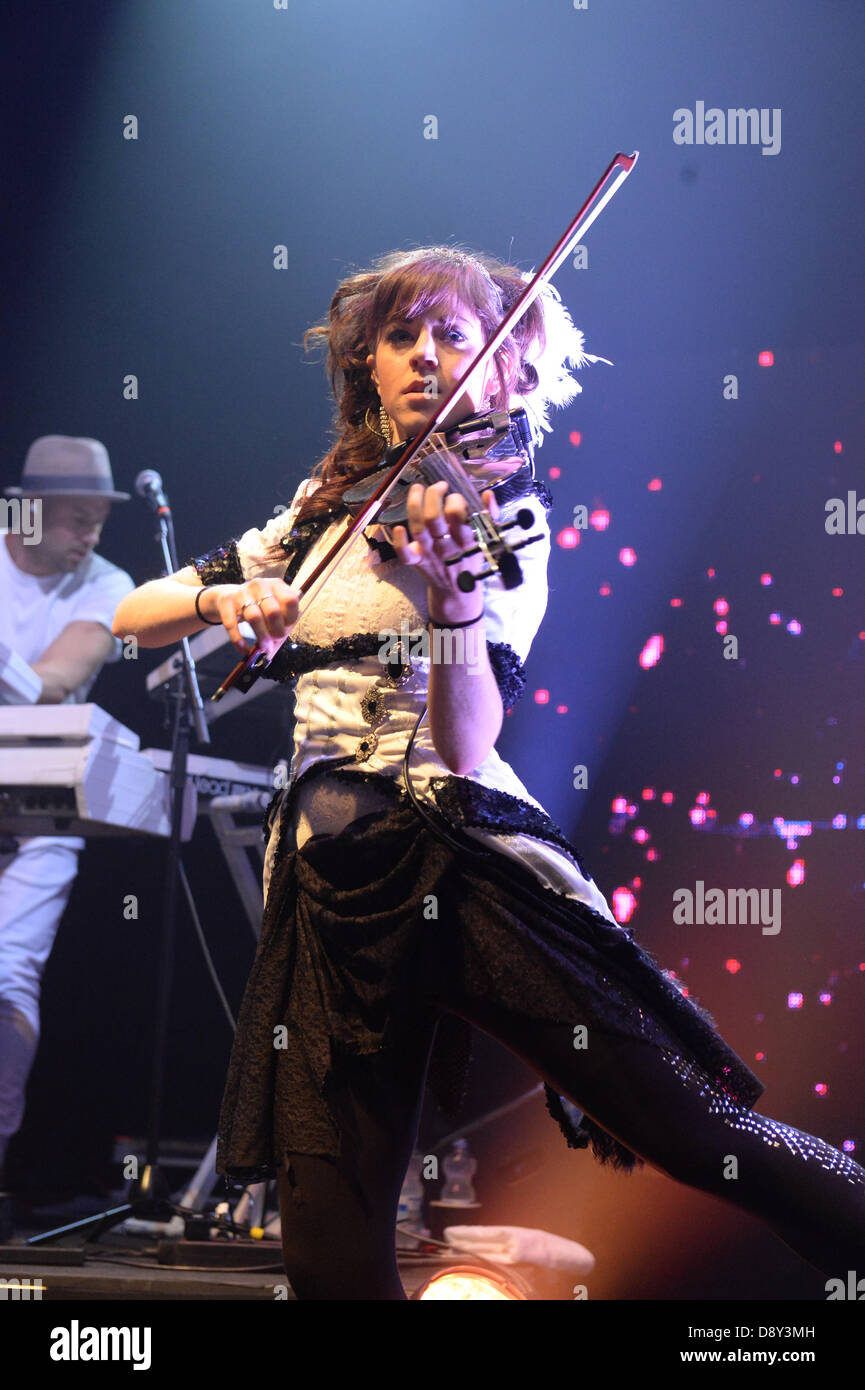 Munich, Allemagne. 5 juin 2013. Lindsey Stirling violoniste nous joue sur la scène à la salle de concert Kesselhaus à Munich, Allemagne, le 5 juin 2013. Combine la musique avec Stirling violine dubstep et a connu la gloire sur la plate-forme en ligne de youtube. Photo : Felix Hoerhager/dpa/Alamy Live News Banque D'Images