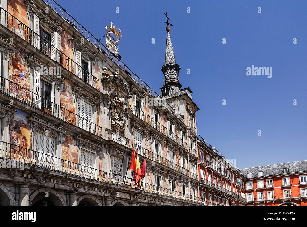 Espagne, Madrid, Plaza Mayor murales colorées sur la Casa de la Panaderia. Banque D'Images