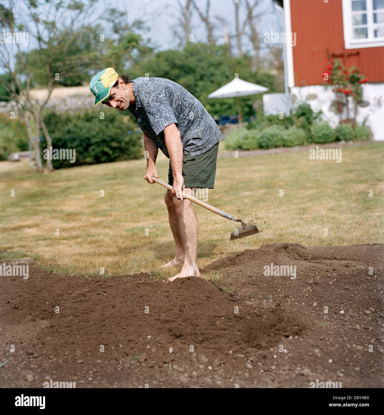 Un homme travaillant dans le jardin. Banque D'Images