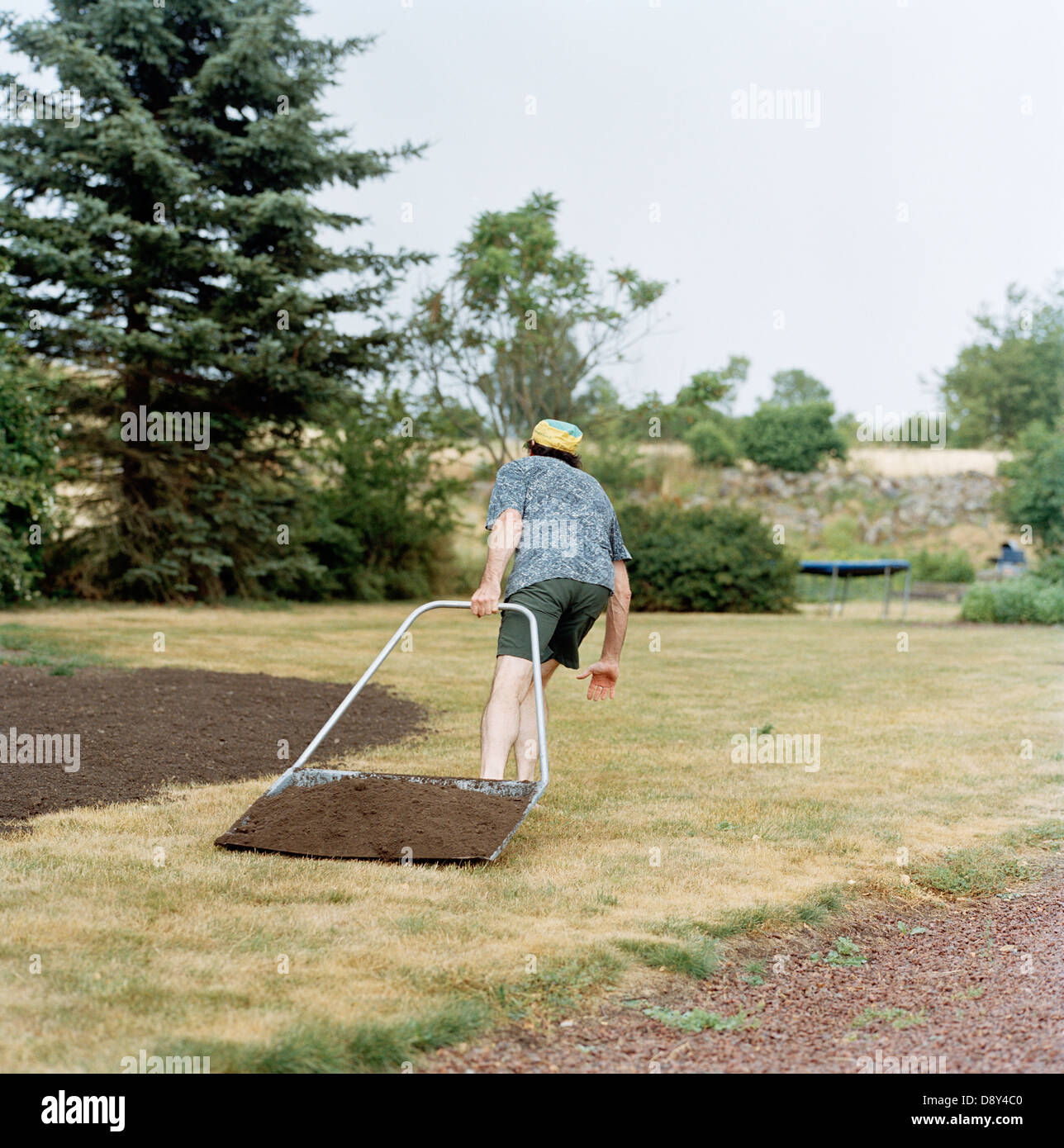 Un homme travaillant dans le jardin. Banque D'Images