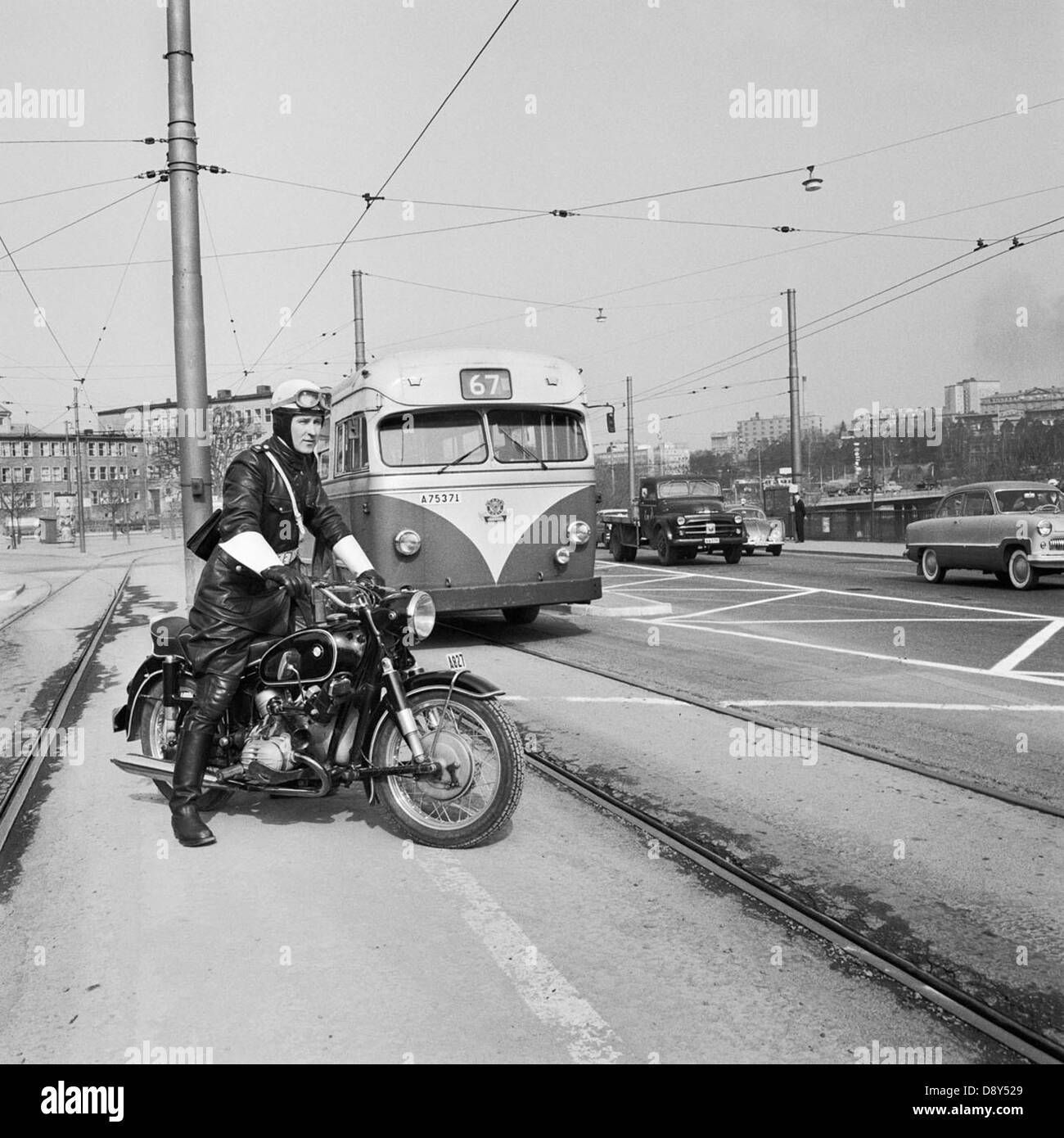 Cette photographie de 1959 montre des officiers de police de Stockholm surveillant la circulation sur les motos. Capturée devant le Capitole, l'image offre une vue historique du contrôle de la circulation au milieu du XXe siècle en Suède. Banque D'Images
