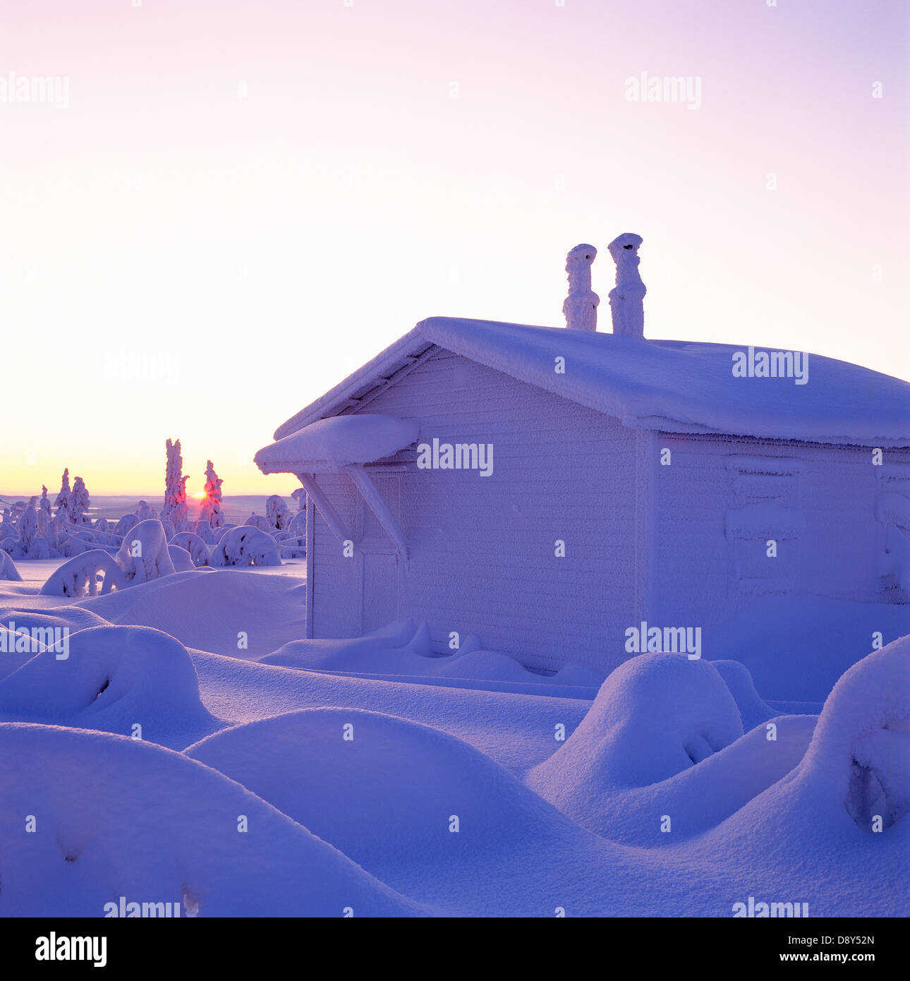 Un chalet dans la neige. Banque D'Images