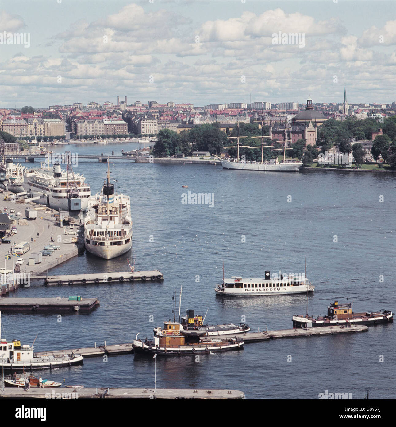 Une vue de 1960 du port de Stockholm avec un navire au Musée des transports de Stockholm. Cette image historique offre un aperçu des activités maritimes dynamiques de la ville au milieu du XXe siècle, soulignant l'importance du port dans l'histoire des transports de Stockholm. Banque D'Images