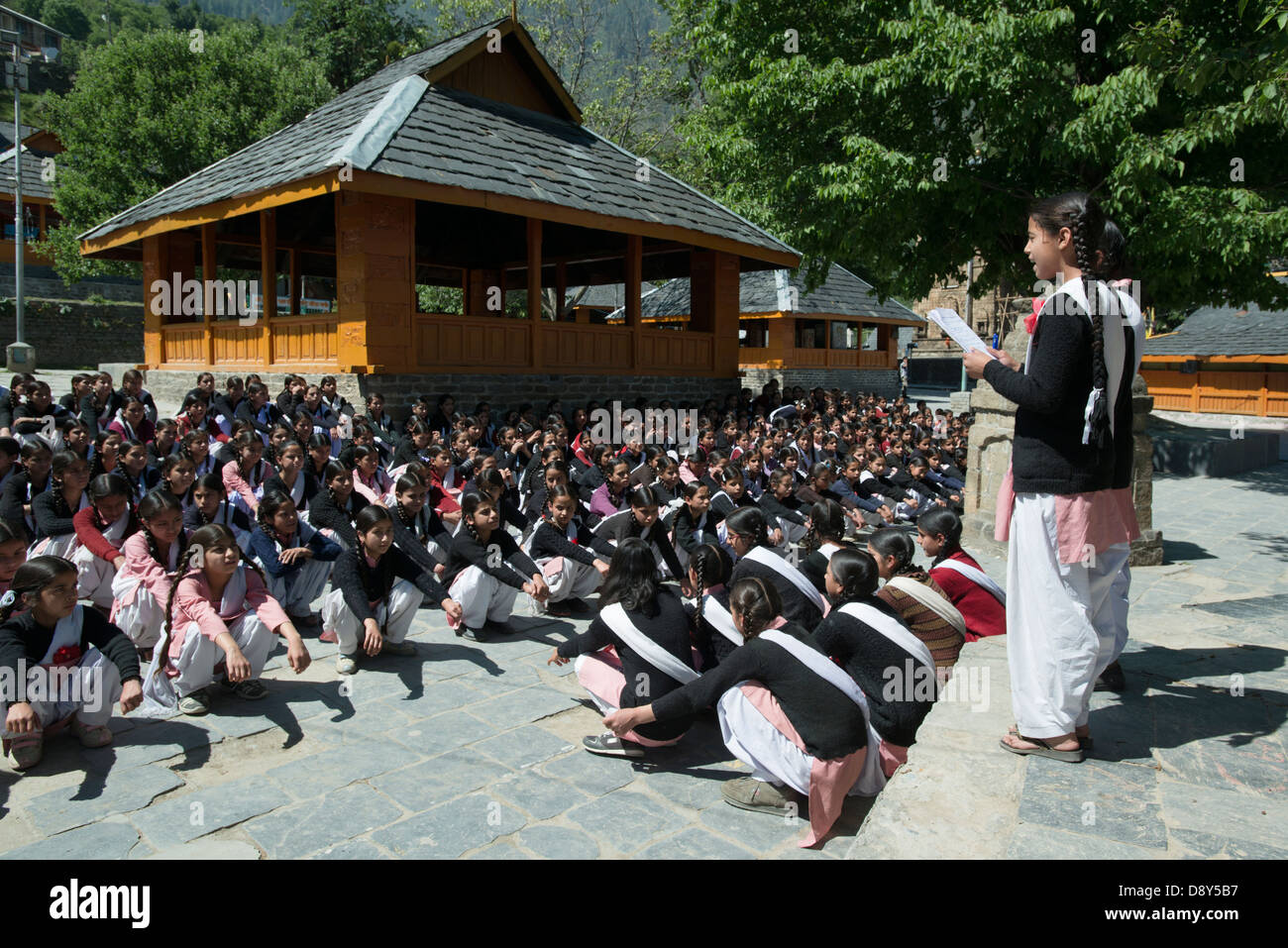 Les étudiants d'une école secondaire pour filles fréquentent l'Assemblée générale dans la ville de l'Himalaya de Bharmour, Himachal Pradesh, Inde Banque D'Images