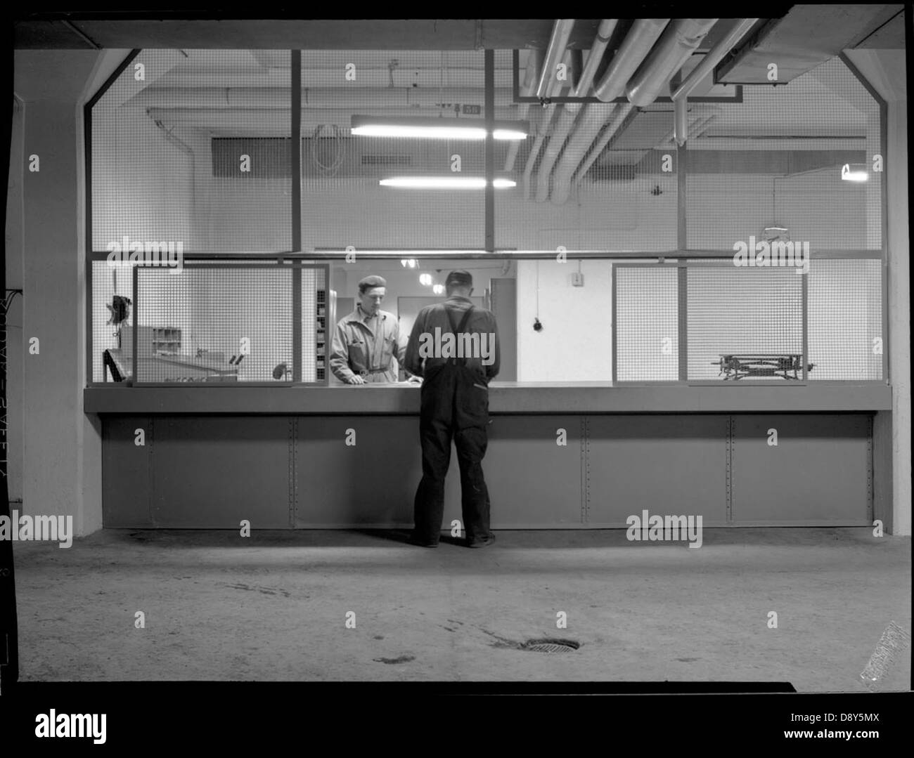 Cette photographie de 1952 de l'atelier de Hammarby à Stockholm met en valeur les opérations industrielles de l'époque. L'image est conservée au Musée des transports de Stockholm, mettant en évidence l'histoire industrielle de la région et son importance dans le développement de Stockholm. Banque D'Images