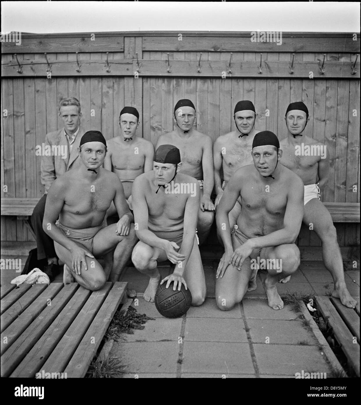 Cette photographie de 1948 montre des joueurs de water-polo à Stockholm, capturant la nature compétitive des sports suédois d'après-guerre et la culture sportive dynamique de l'époque. Banque D'Images