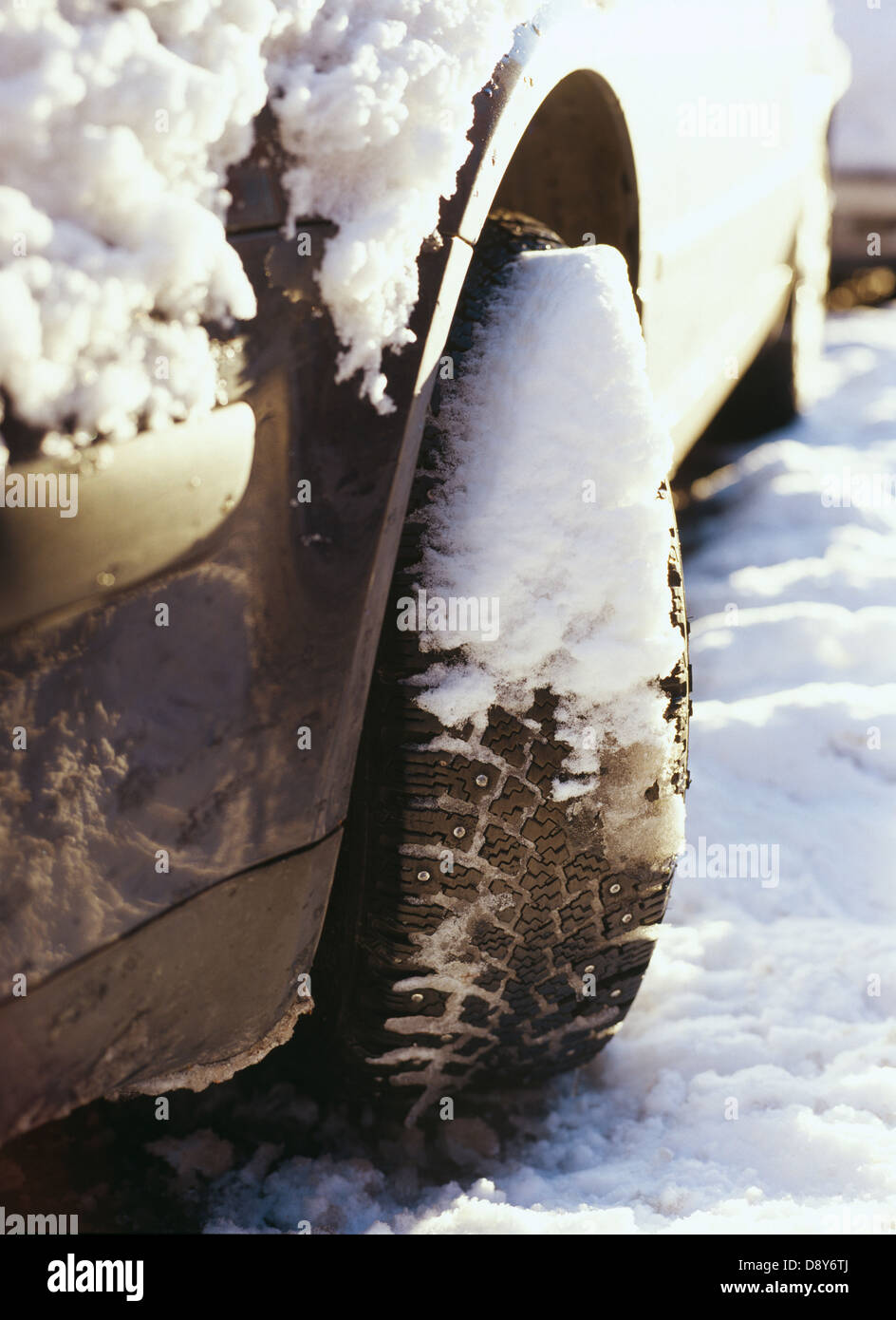 Un pneu de voiture recouverte de neige. Banque D'Images