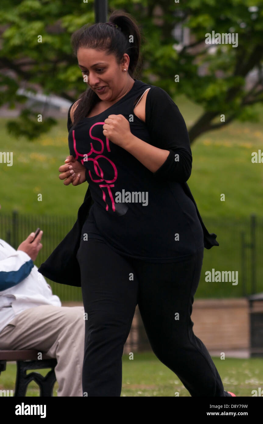 Young Asian Woman Jogging garder l'ajustement en cours d'exécution Banque D'Images