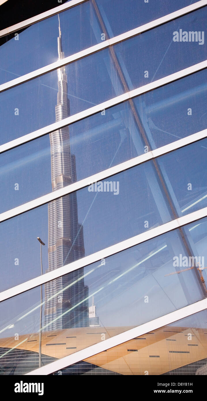 Émirats Arabes Unis, Dubai, verre reflet de la tour Burj Khalifa. Banque D'Images