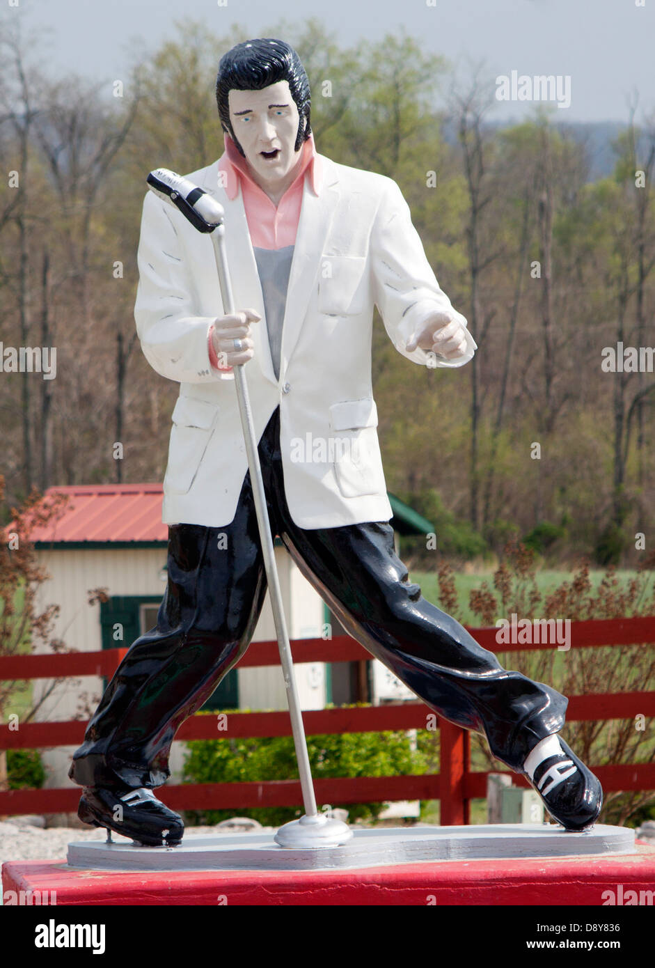 Statue d'Elvis Presley sur un parcours de mini-golf à Cave City, Kentucky, mêlant histoire de la musique et divertissements insolites au bord de la route. Banque D'Images