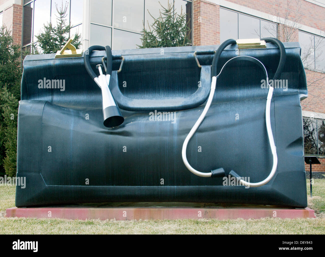 Sac de médecin géant à Stanton, Delaware – hommage surdimensionné à la médecine et à l’histoire locale près d’un ancien site d’une école de médecine. Banque D'Images