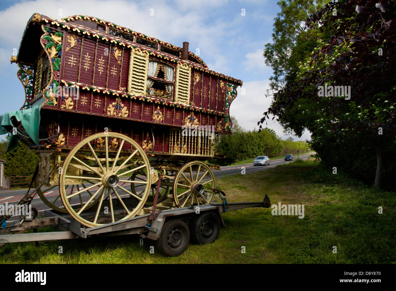 Caravanes tziganes romanes, vanner wagon, vardo, caravanes à archet top, chariot traditionnel tiré par des chevaux, chariot couvert et chariots de subsistance, Travellers chariot à Appleby, Cumbria, Royaume-Uni. 6 juin 2013. Vardo ou Bow Top wagon finement décoré, maison de remorque rurale, en route vers la foire du cheval Appleby à Cumbria. La foire est un rassemblement annuel de gitans et de voyageurs qui a lieu la première semaine de juin, et a eu lieu depuis le règne de James II, qui a accordé une charte royale en 1685 permettant une foire équestre 'près de la rivière Eden'. Banque D'Images