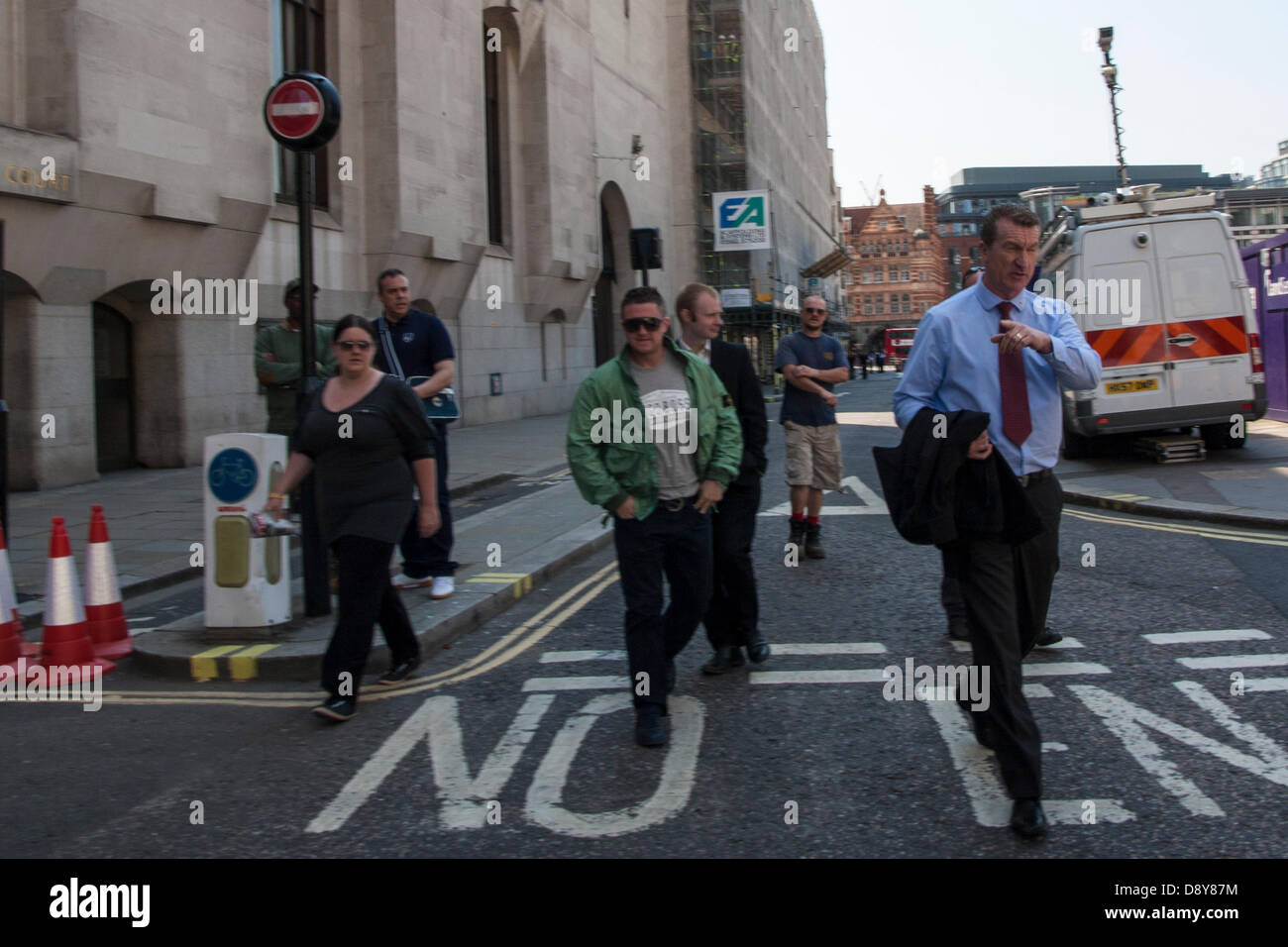 Londres, Royaume-Uni. 6e juin 2013. Les dirigeants de la Ligue de défense anglaise Kevin Carol, droite, et Stephen 'Tommy Robinson' Yaxley Lennon, à gauche, laisser le Old Bailey où ils avaient observé la procédure préalable à la condamnation de six islamistes d'avoir pris avant de tenter de faire exploser une démonstration par le groupe d'extrême droite. Crédit : Paul Davey/Alamy Live News Banque D'Images