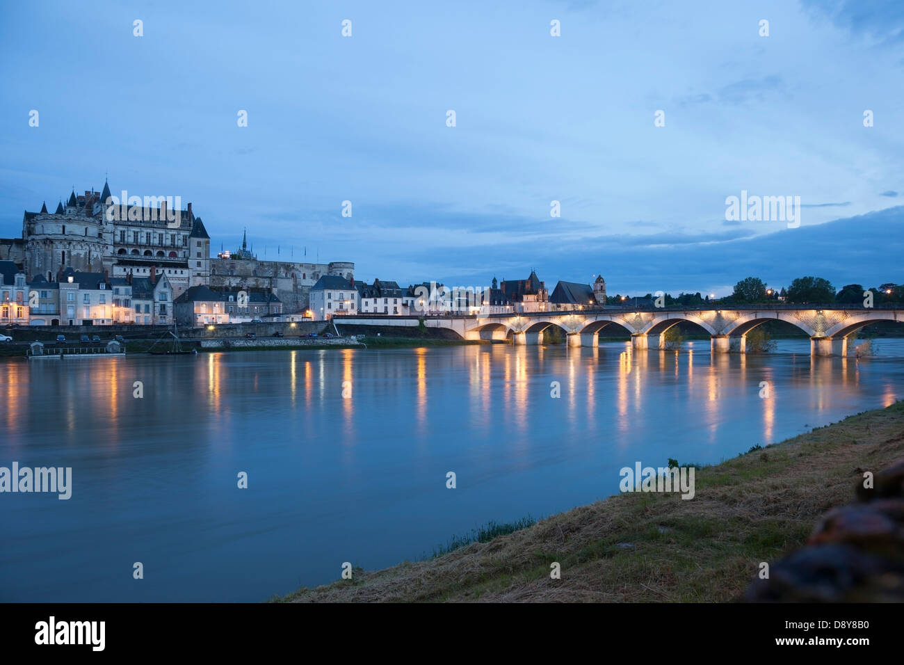 Le Château et les lumières du village d'Amboise à travers la Loire la nuit, Indre et Loire Région de France Europe Banque D'Images