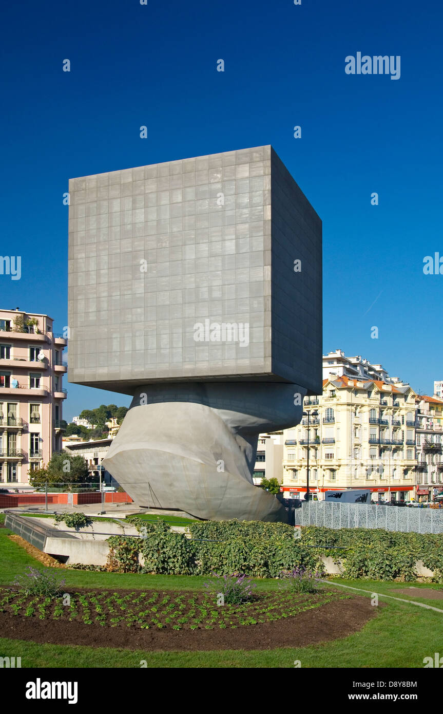 Nice, Côte d'Azur, France - Bibliothèque centrale de Nice appelé Tete au  Carre (penser à l'intérieur de la boîte), par le sculpteur et l'artiste  Sacha Sosno Photo Stock - Alamy