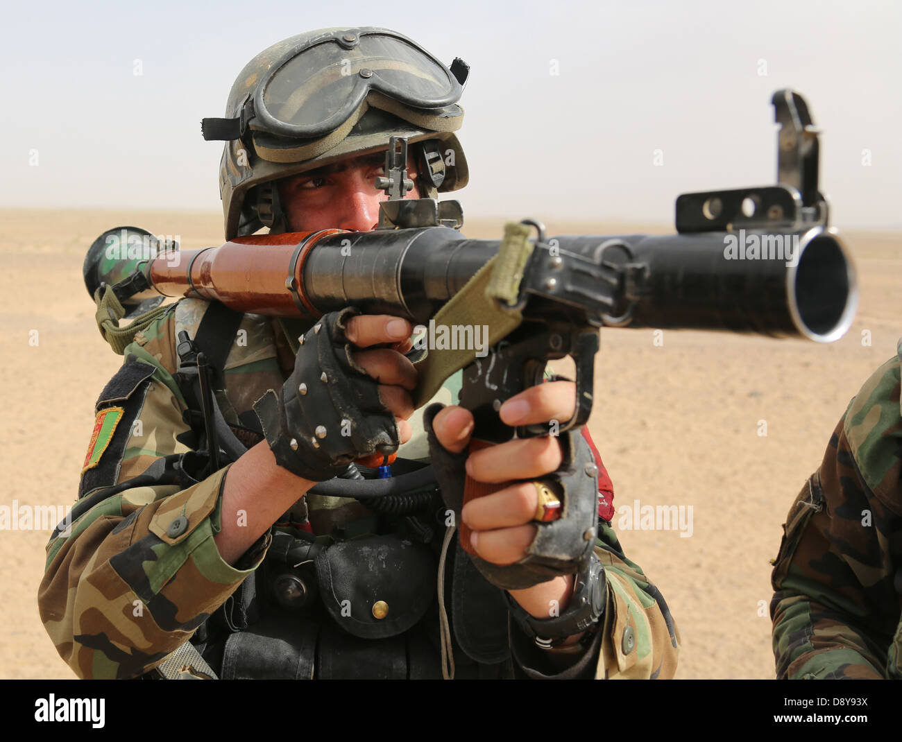 Un commando de l'Armée nationale afghane avec les opérations spéciales Le Kandak teste la photo de la vue d'un RPG-7 grenade launcher pendant un exercice le 25 mai 2013 dans la province de Kandahar, Afghanistan. Banque D'Images