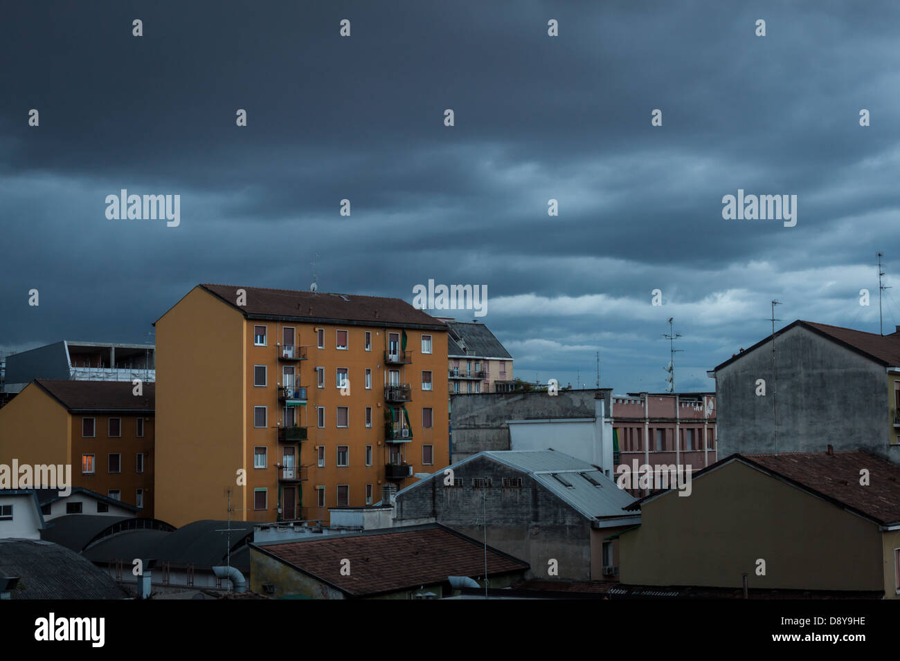 Vue panoramique sur les immeubles municipaux sous ciel dramatique Banque D'Images