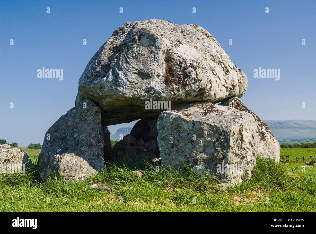 Dolmen à Carrowmore site mégalithique environ 4000 av. J.-C. L'histoire de l'Eire bleu irlandais Irlande historique dans le Nord de l'Europe Poblacht Banque D'Images