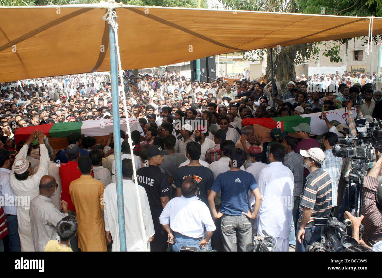 Un grand nombre de personnes se rassemblent pour offrir la prière funéraire de MQM partisans, qui ont été assassinés dans le mercredi, le jeudi, zone Malir 06 Juin, 2013. Banque D'Images