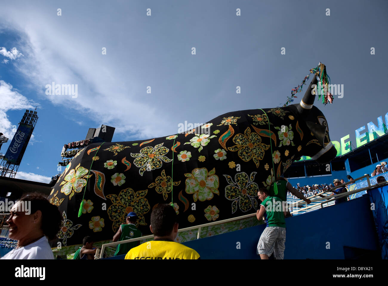 Boi-Bumbá Festival. Les membres de l'équipe Caprichoso placé un énorme taureau comme décoration dans la tribune de la partisan de l'équipe Banque D'Images