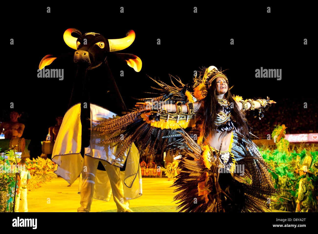 Boi-Bumbá Festival. Caprichoso équipe, une danseuse avec Ornements en plumes avec Caprichoso ox Banque D'Images
