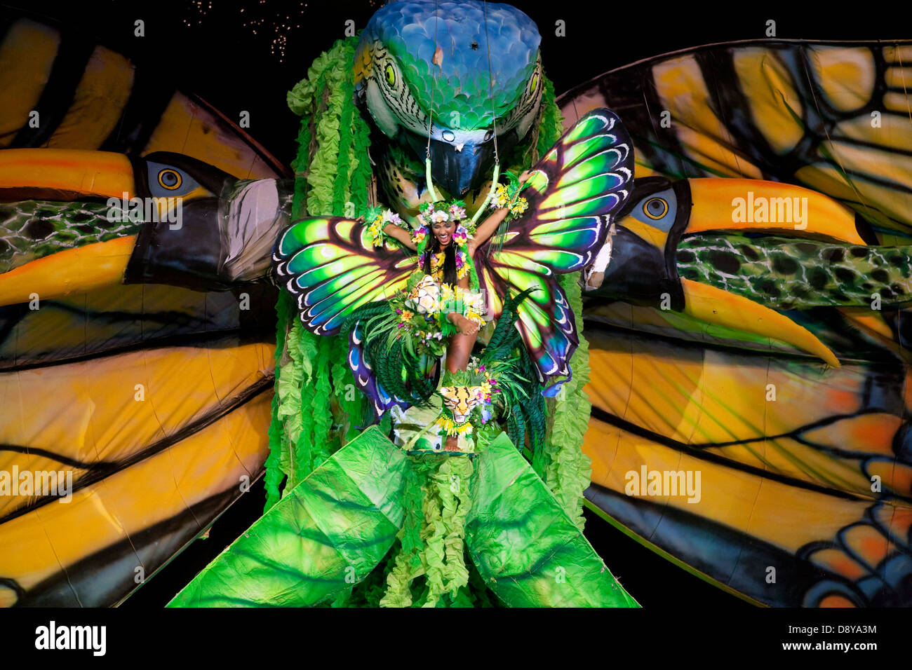 Boi-Bumbá Festival. Caprichoso team, un danseur avec costume papillon accroché sur l'un des flotteurs. Banque D'Images