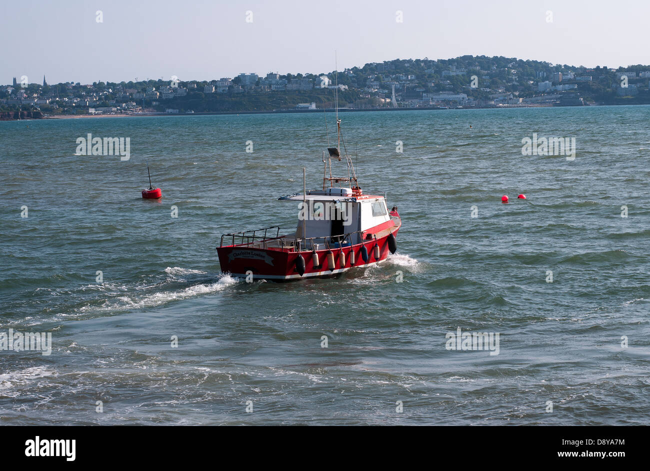 Le bateau part du port de pêche de Paignton, bateaux de pêche quitte le port de Paignton, voile, pêche, mer, bateau, chalutier, petite, sur l'océan bleu Banque D'Images
