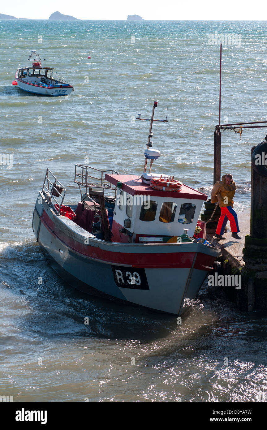 Trawler R39 entre dans le port de Paignton dans une mer difficile,d',quais bateaux de pêche,quitte le port de Paignton, voile, pêche, mer, bateau, chalutier, smal Banque D'Images
